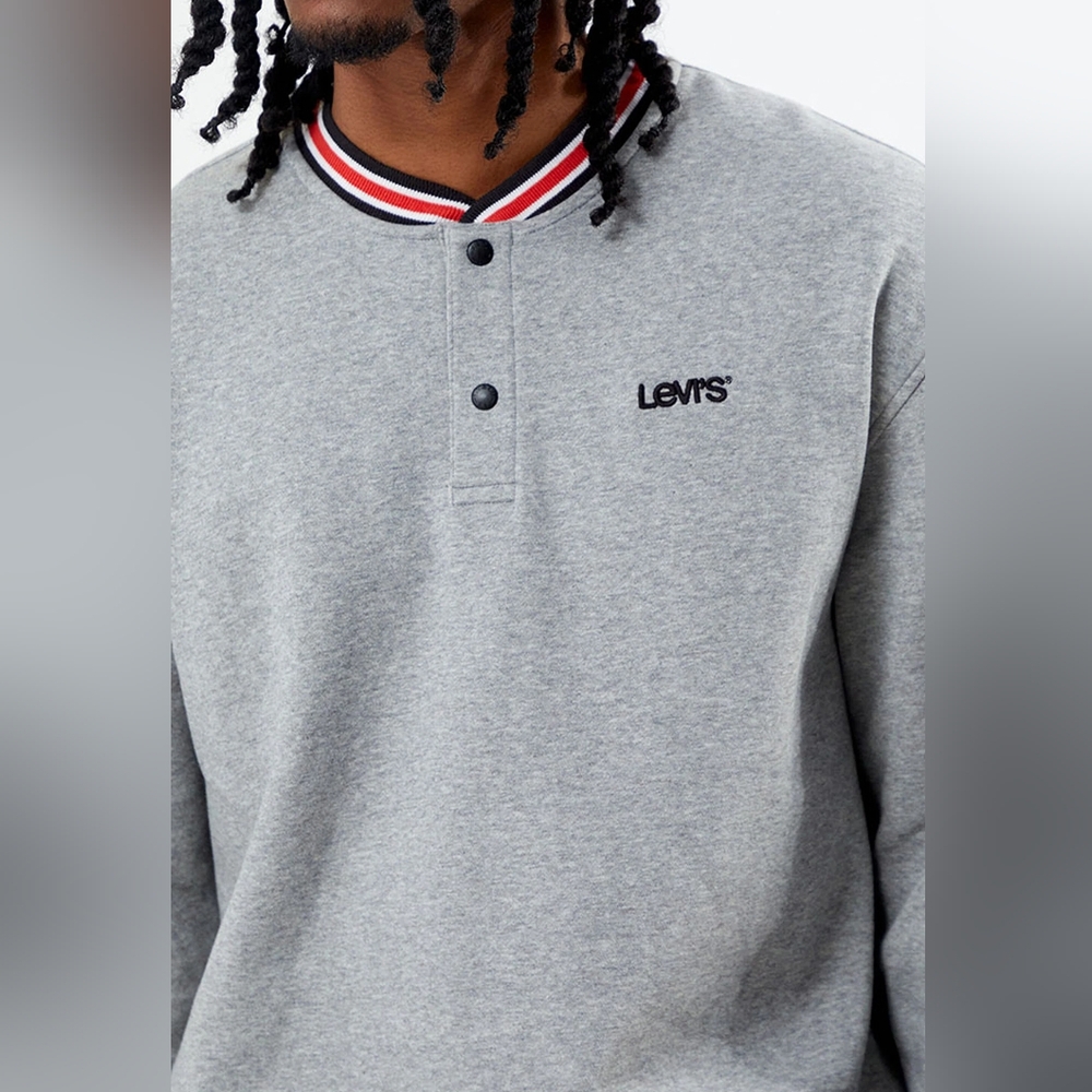 NWT Levi's Snap Crewneck Henley Embroidered Men's Grey Sweatshirt Size Medium - Picture 3 of 16